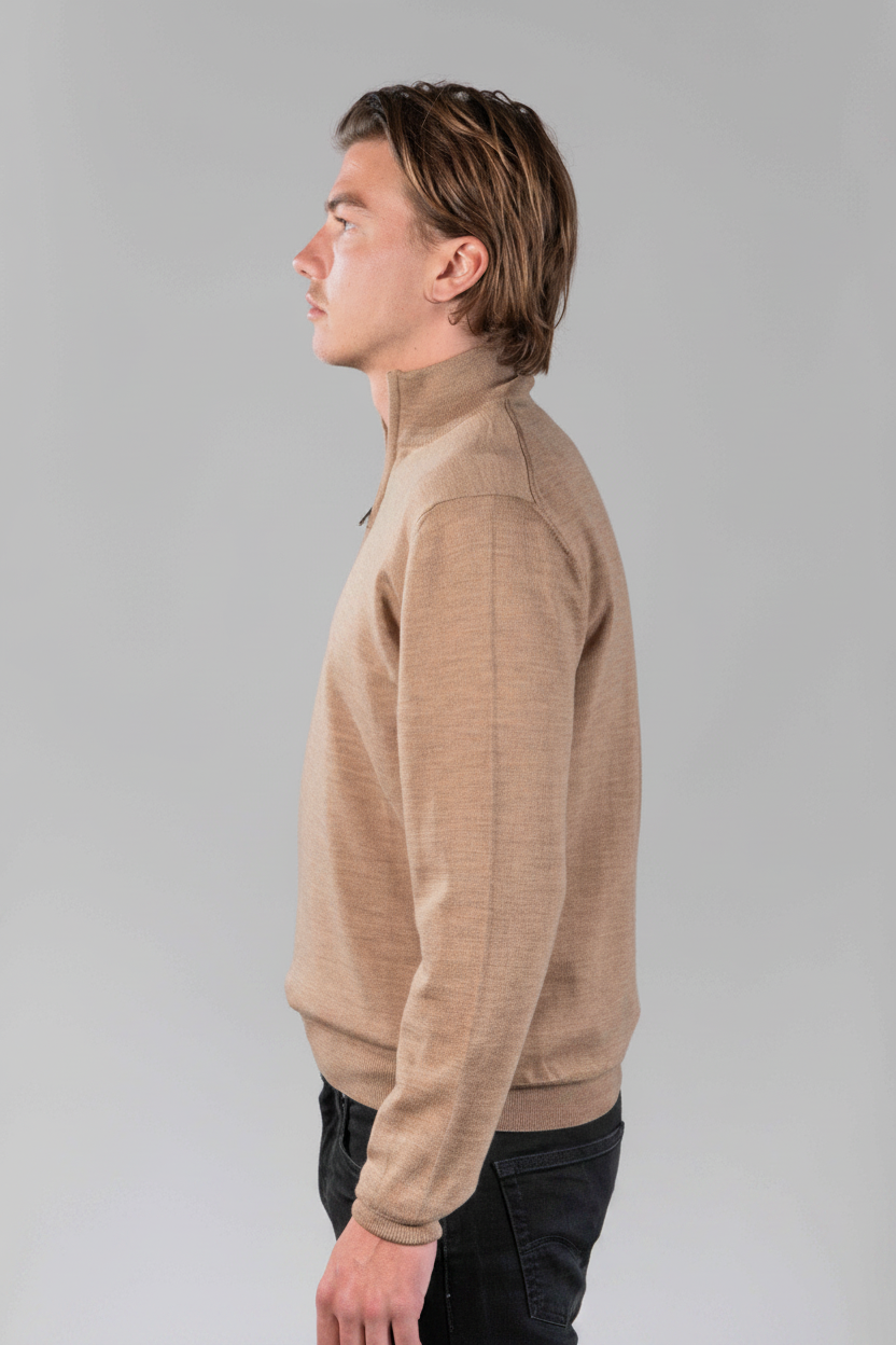 Merino Quarter Zip Camel - zijaanzicht